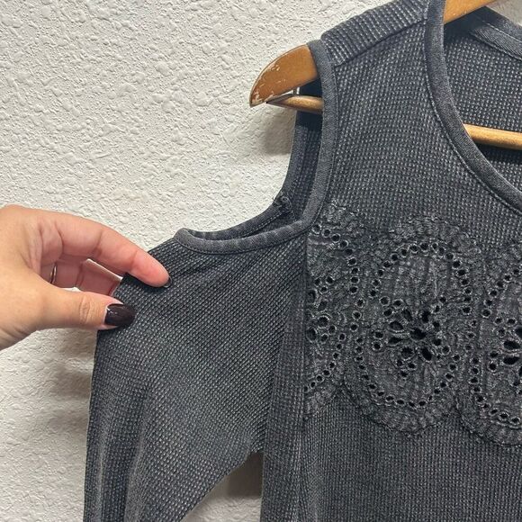 Soft Surroundings Embroidered Cold Shoulder Waffle Knit Gray Top Size L - Picture 3 of 12